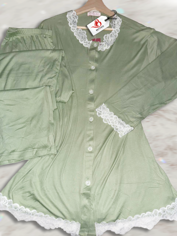 ✨ بيجاما نسائية أنيقة بالدونتيل – راحة وأناقة راقية 👗💤 - Image 2