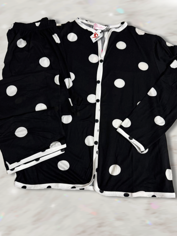 🌙 بيجاما نسائية منقطة – راحة وأناقة راقية ✨🩳👚 - Image 3