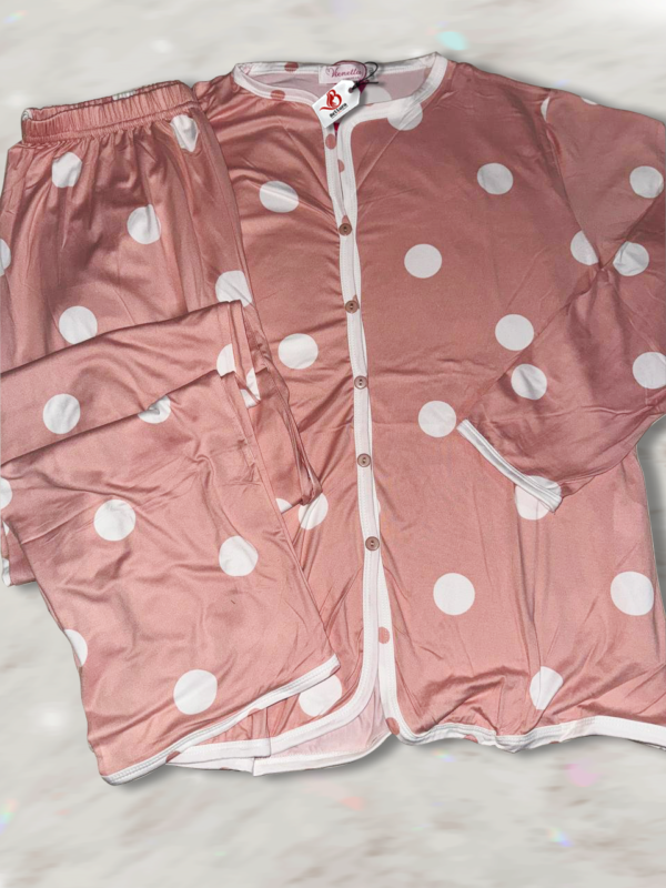 🌙 بيجاما نسائية منقطة – راحة وأناقة راقية ✨🩳👚 - Image 2